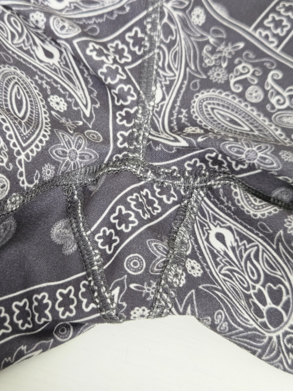 Jessica Simpson Grey & White Paisley Print Bike Shorts, Size XS ~ EUC - Picture 6 of 9
